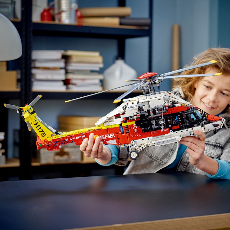 Konstruktor LEGO Technic Airbus H175 päästehelikopter 42145