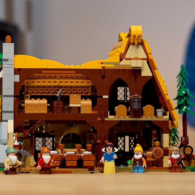 Konstruktor LEGO® ǀ Disney Snow White and the Seven Dwarfs' Cottage 43242
