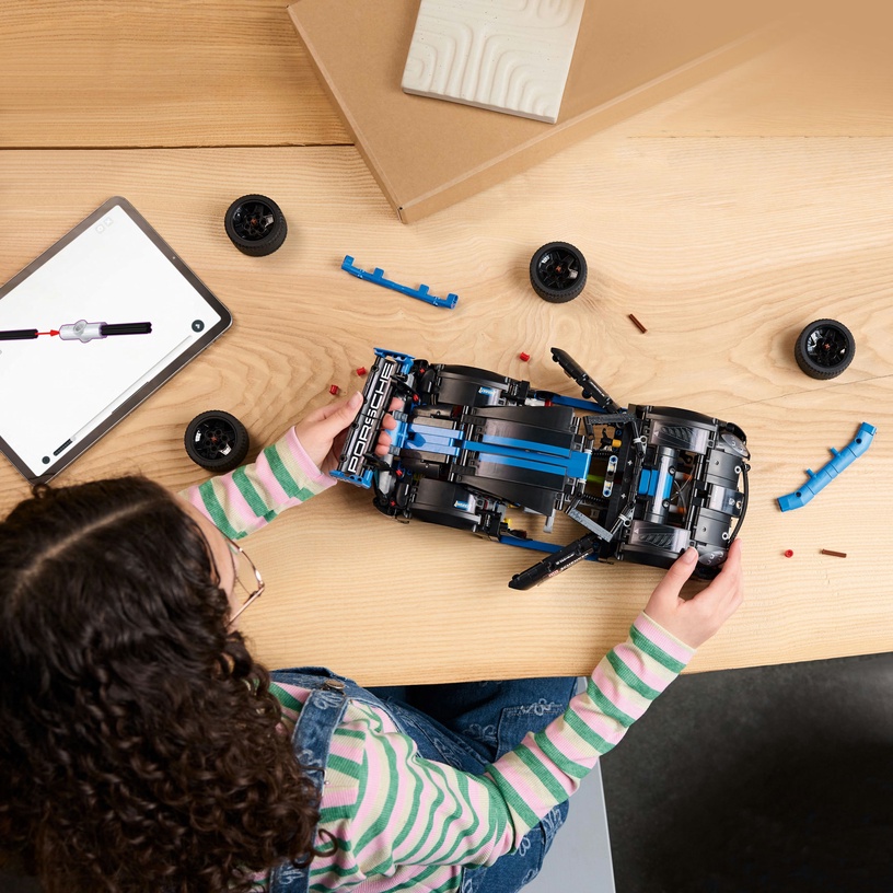 Konstruktor LEGO® Technic Porsche GT4 e-Performance võidusõiduauto 42176