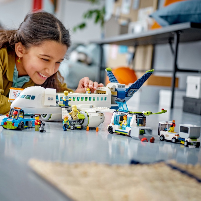 Konstruktors LEGO® City Pasažieru lidmašīna 60367, 930 gab.
