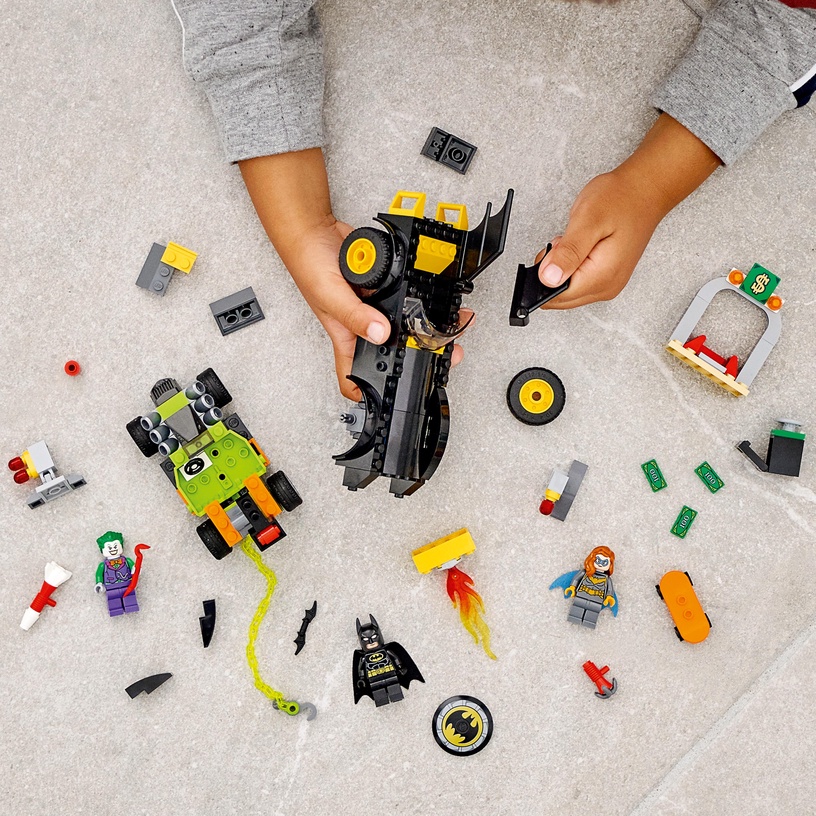 Конструктор LEGO DC Бэтмен против Джокера: погоня на Бэтмобиле 76180, 136 шт.