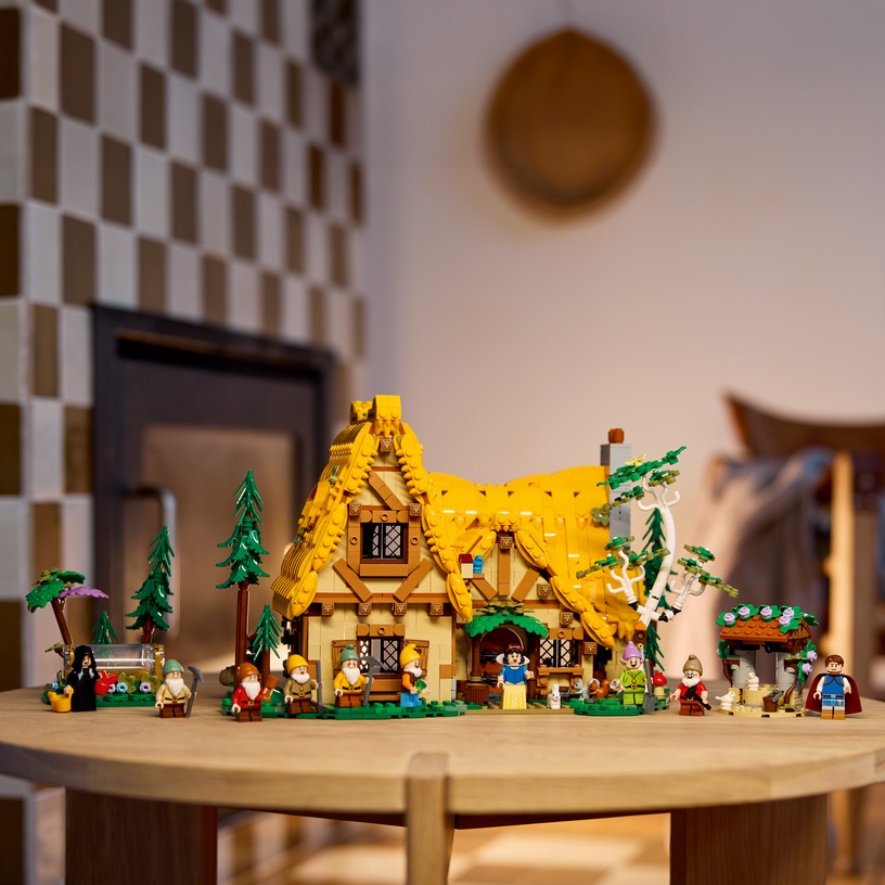 Konstruktor LEGO® ǀ Disney Snow White and the Seven Dwarfs' Cottage 43242