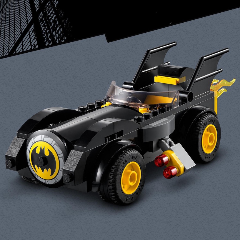 Конструктор LEGO DC Бэтмен против Джокера: погоня на Бэтмобиле 76180, 136 шт.