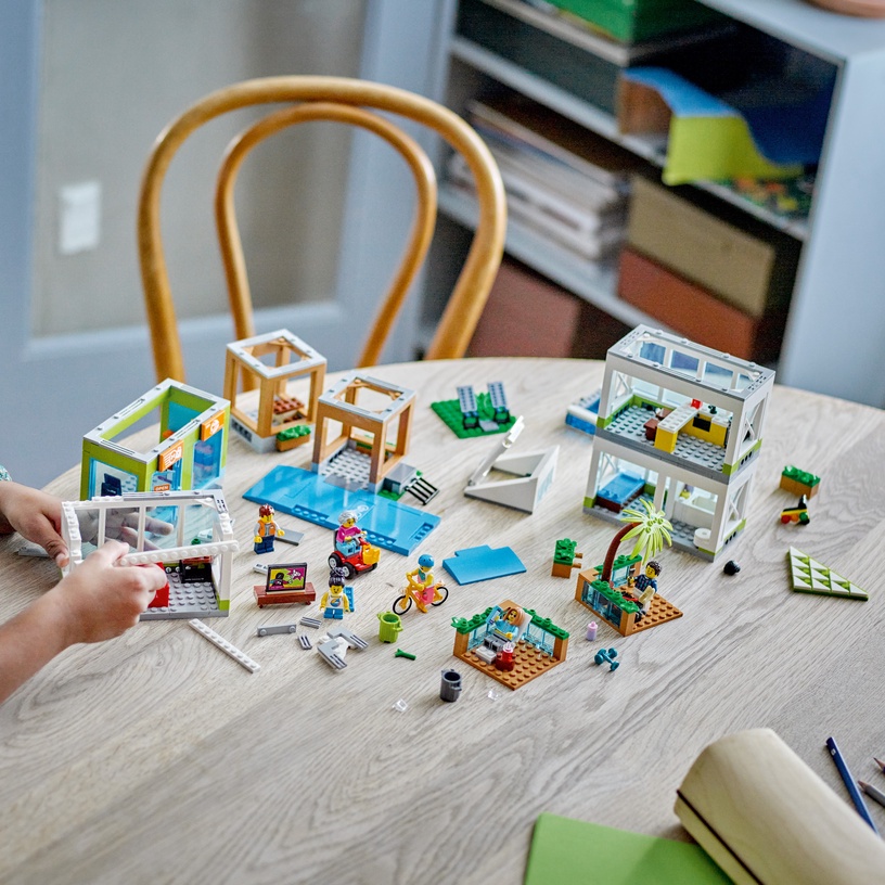 Konstruktor LEGO® City Daugiabutis namas 60365, 688 tk