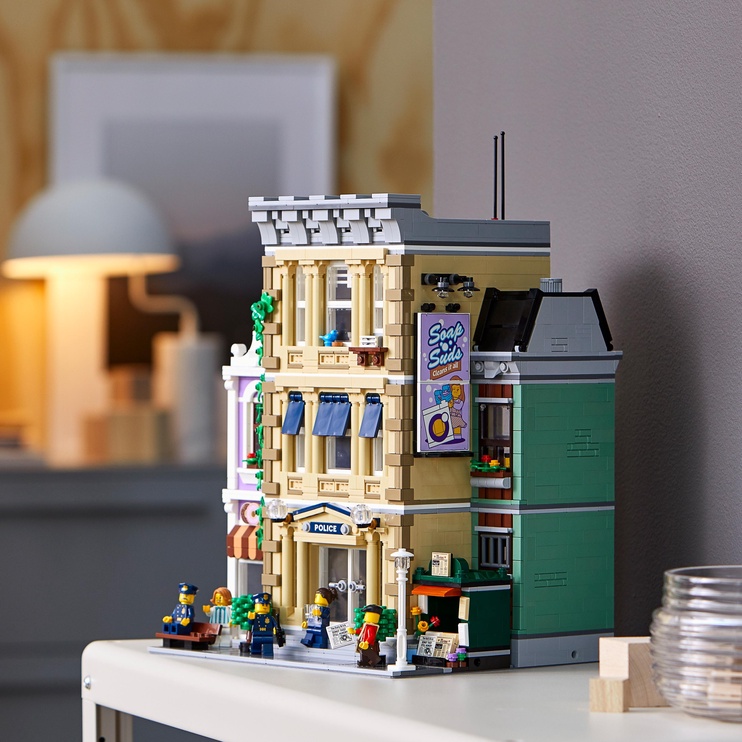 Konstruktor LEGO ICONS Politseijaoskond 10278, 2923 tk