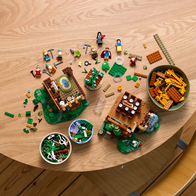Konstruktor LEGO® ǀ Disney Snow White and the Seven Dwarfs' Cottage 43242