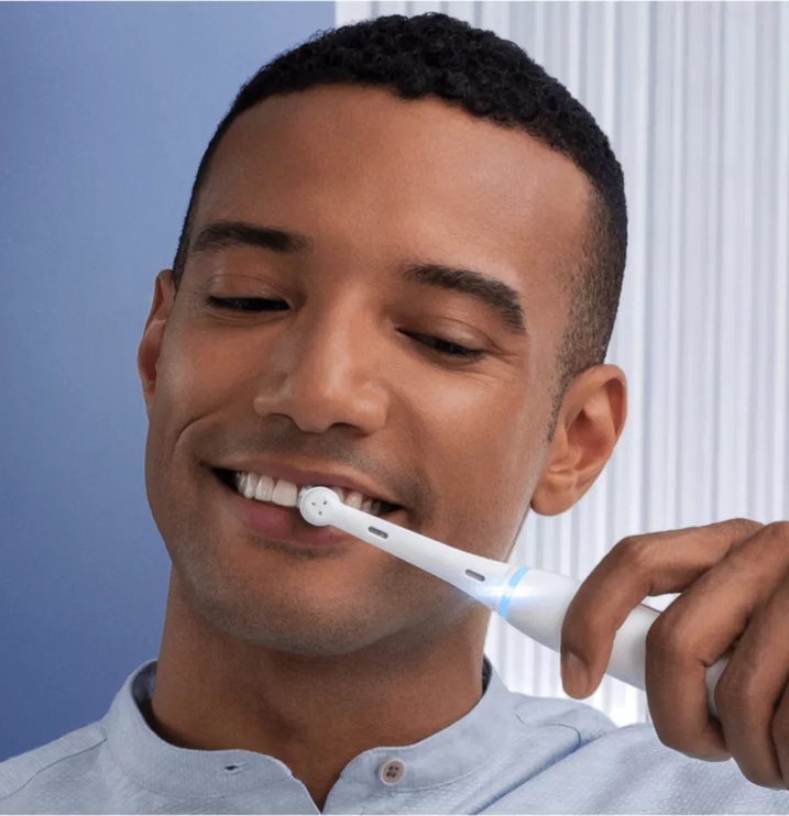 Электрическая зубная щетка Oral-B iO 7, белый