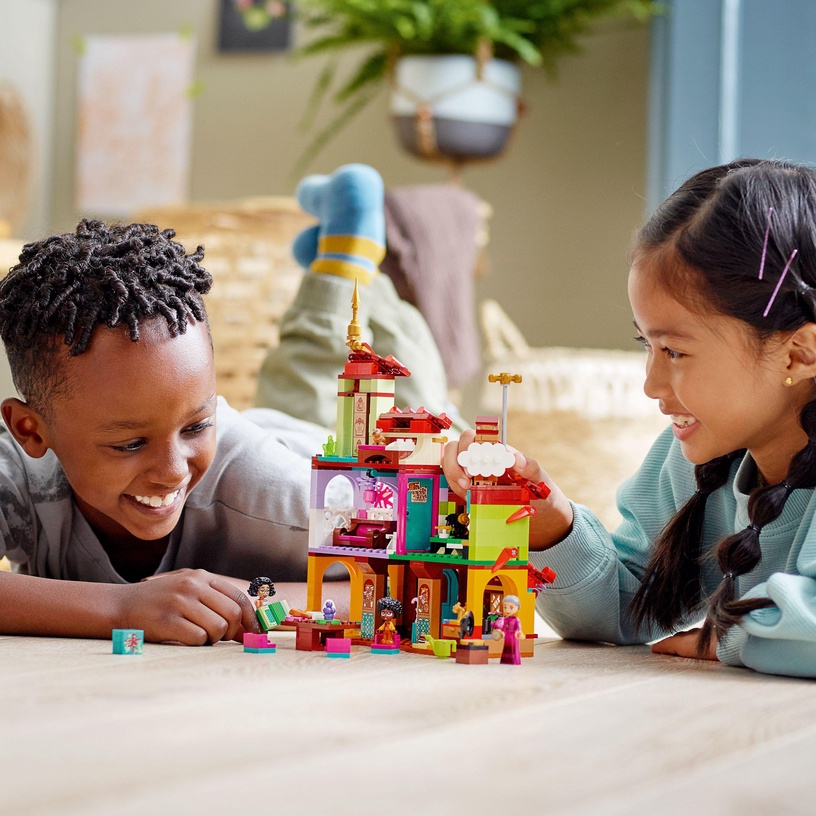 Konstruktor LEGO® │ Disney Madrigalide maja 43202, 587 tk