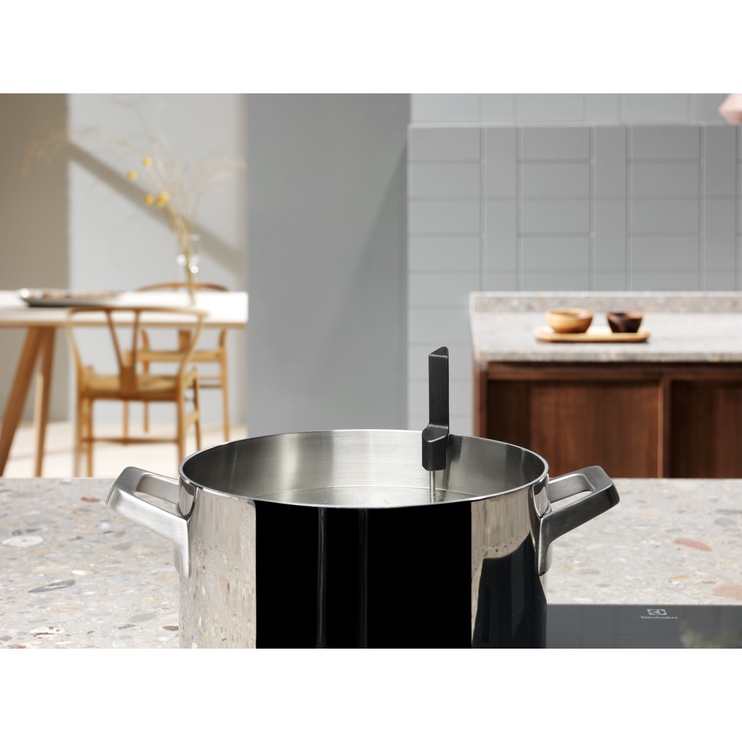 Индукционная плита Electrolux 900 serija „SensePro“ su termometru „Hob2Hood®“ EIS8648