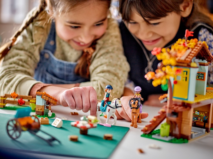 Konstruktor LEGO® Friends Autumni hobusetall 41745, 545 tk