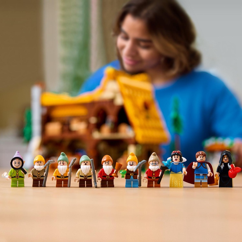 Konstruktor LEGO® ǀ Disney Snow White and the Seven Dwarfs' Cottage 43242