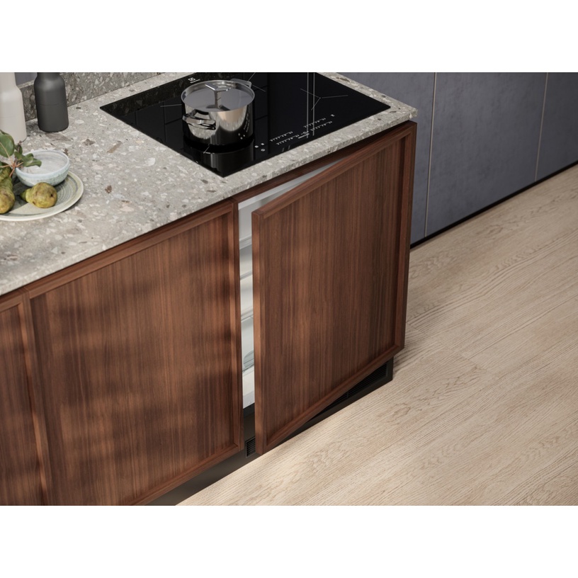 Integreeritav külmik sügavkülmik sees Electrolux 600 seeria LFB3AE82R
