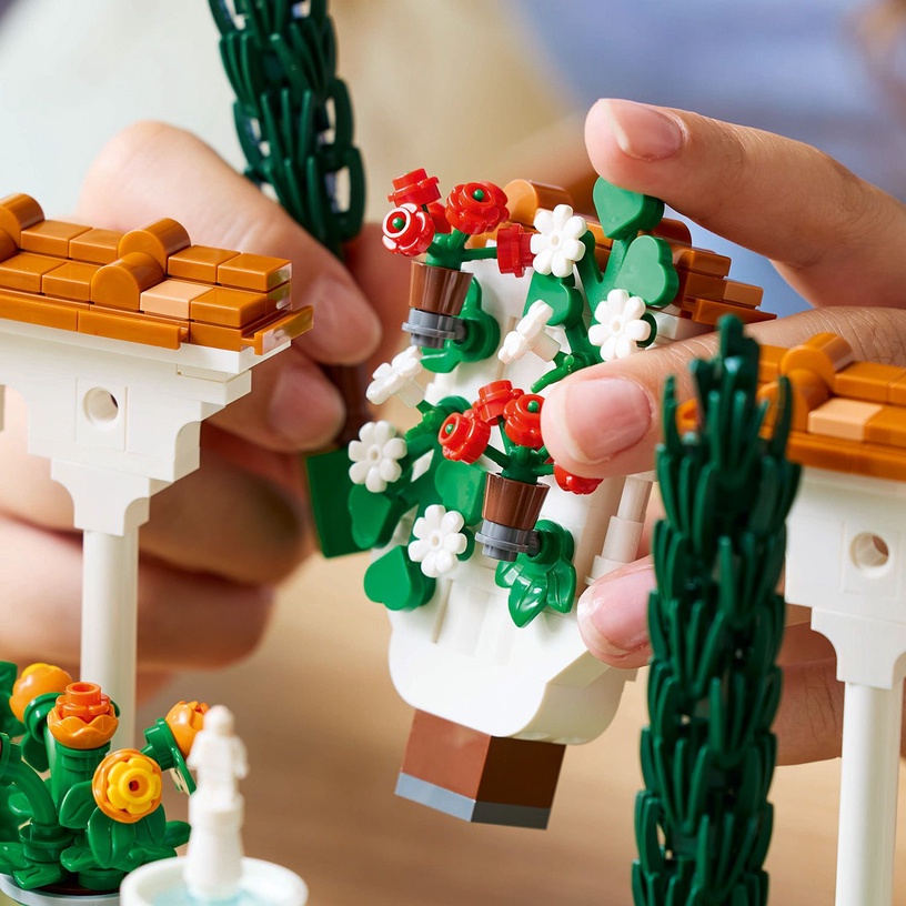 Konstruktor LEGO® Icons Purskkaevude aed 10359, 1302 tk