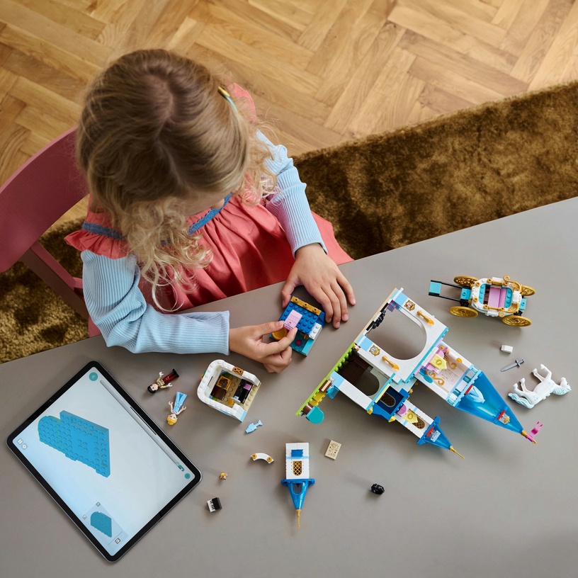 Konstruktor LEGO® City Tuhkatriinu loss ja hobusevanker 43275, 596 tk