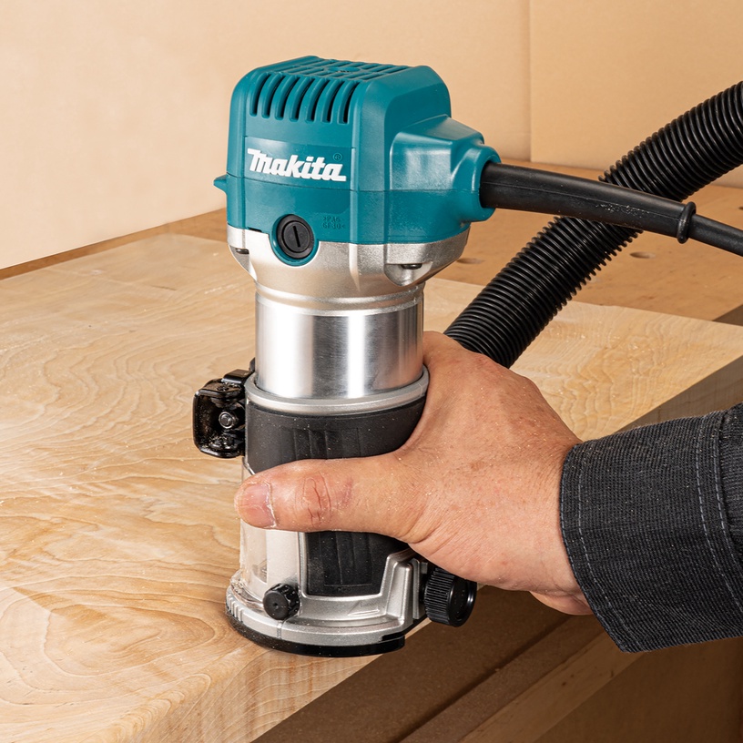 Frees Makita RT0702CX2J, 710 W