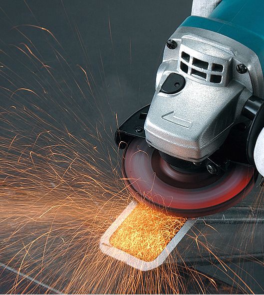 Электрическая углошлифовальная машина Makita 9558HNR, со щетками, 840 Вт