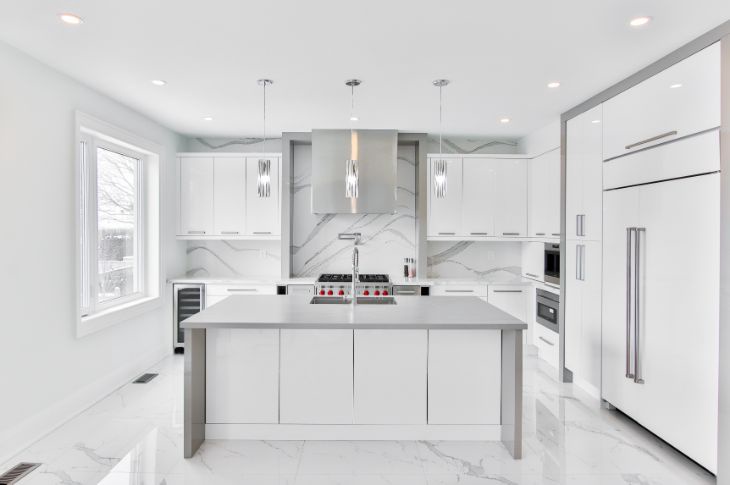 Väga steriilne valge köök, tagumine sein ja põrand on marmorist.