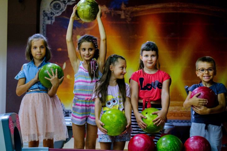 erinevas vanuses lapsed hoiavad bowlingupalle