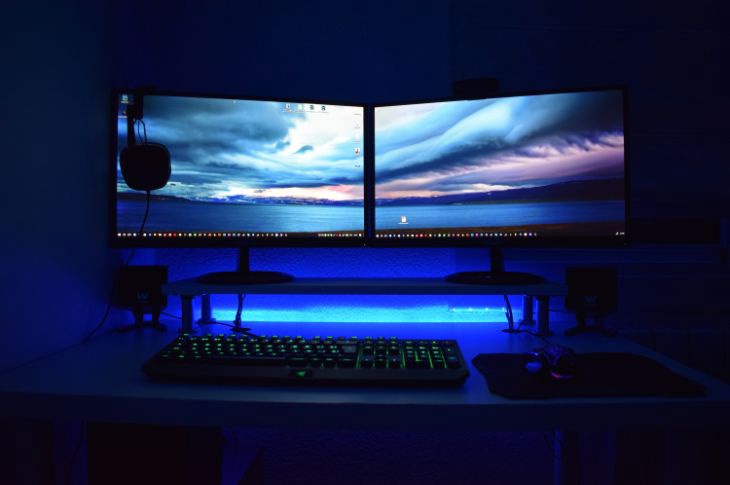 Arvutilaud, kahe ekraani ja sinise taustavalgustusega.