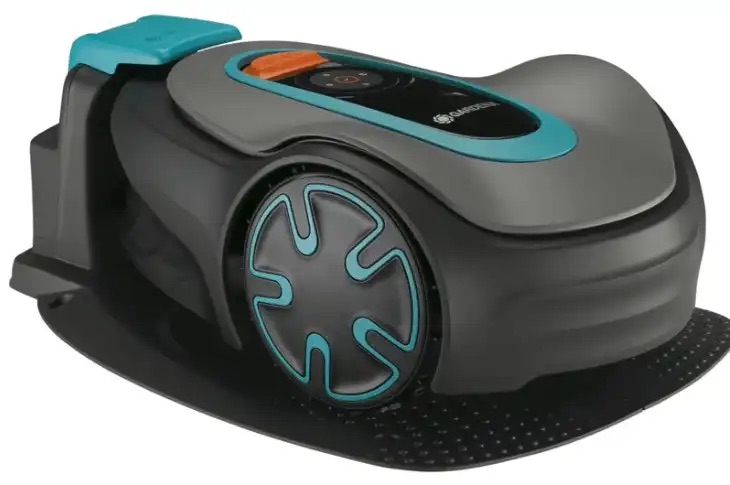 Robotniiduk Gardena Sileno Minimo dokis valgel taustal.
