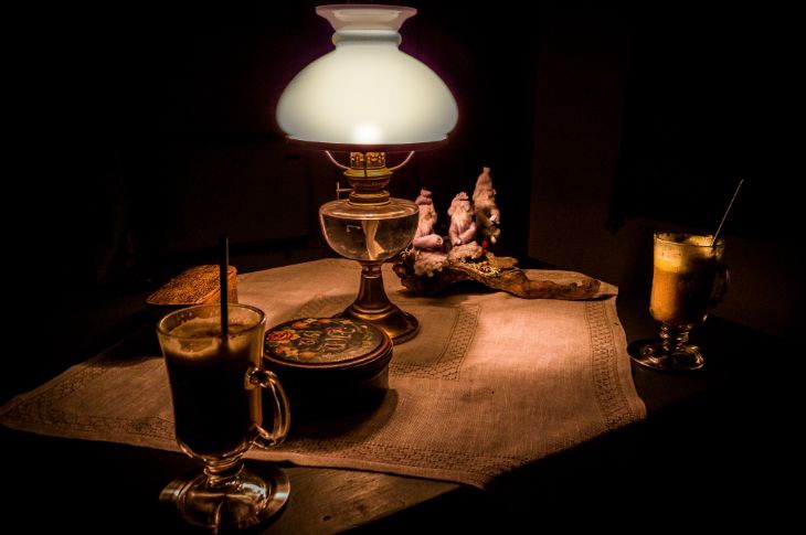 hubase ja sooja valgusega laud millel on serveeritud kaks tassi iirikohvi.
